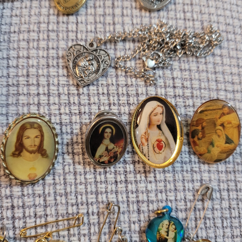 Religius Cristal cross, pins, and more. - Picture 3 of 9